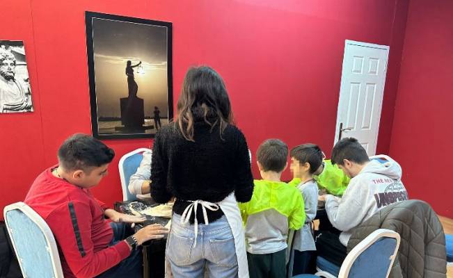 İzmir Narlıdere'de otizmlilere sanatla terapi